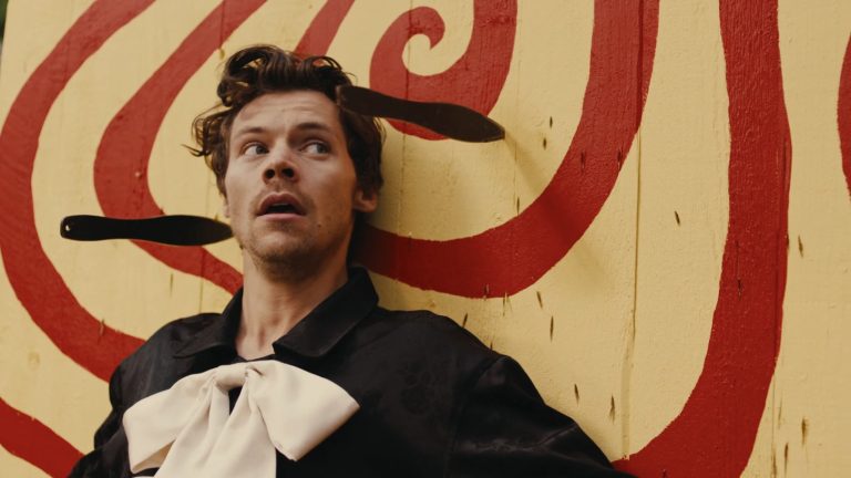Harry Style Menjadi Pemain Sirkus dalam Music Video Terbarunya Bertajuk ‘Daylight’