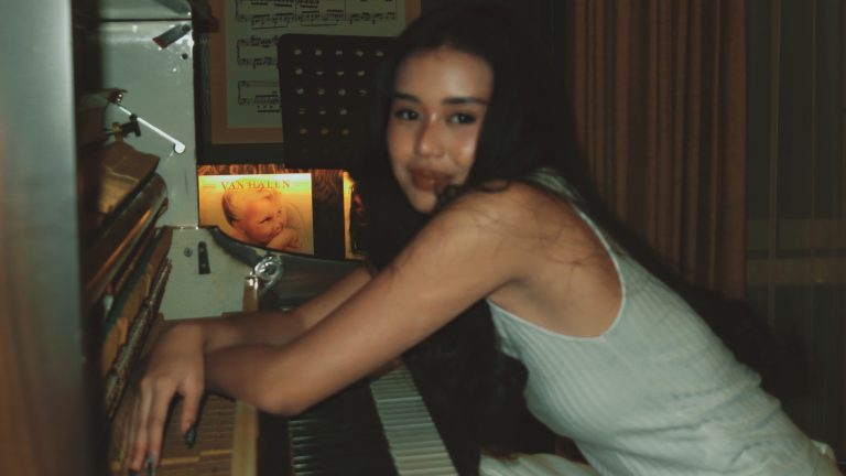 Jeima Buka Perjalanan Musiknya dengan “16.45” yang Intim dan Romantis