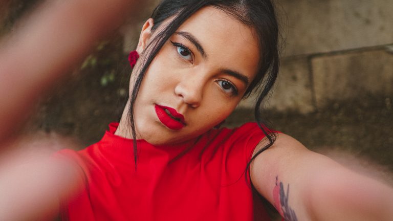 Nathalie Ezmeralda Menyambut Hujan Tanpa Takut